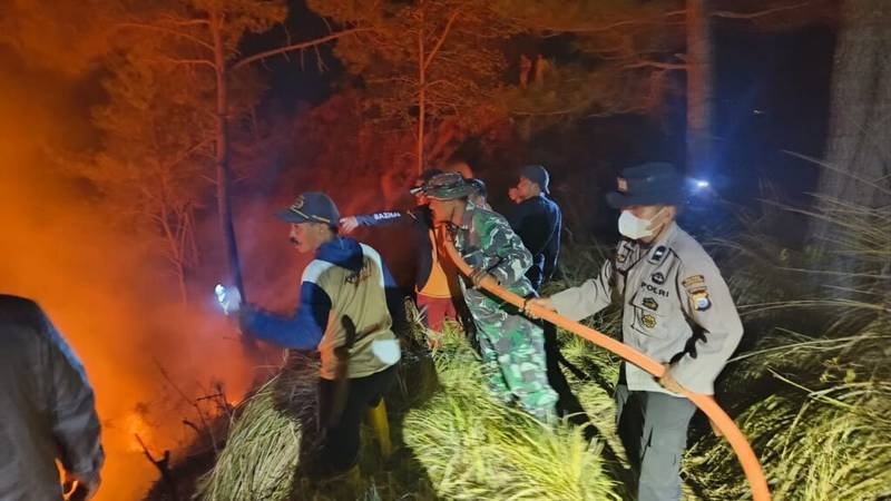 Karhutla Melanda Gunung Buttu Macca Enrekang, POLRI bersama TNI dan Damkar Bergerak Cepat Cegah Api Meluas