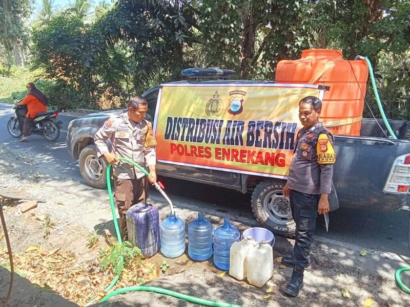 Polres Enrekang Salurkan Air Bersih kepada Masyarakat Terdampak Krisis Air