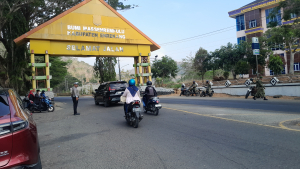 Polisi Hadir di Jalan, Satlantas Enrekang Laksanakan Pengaturan Pagi