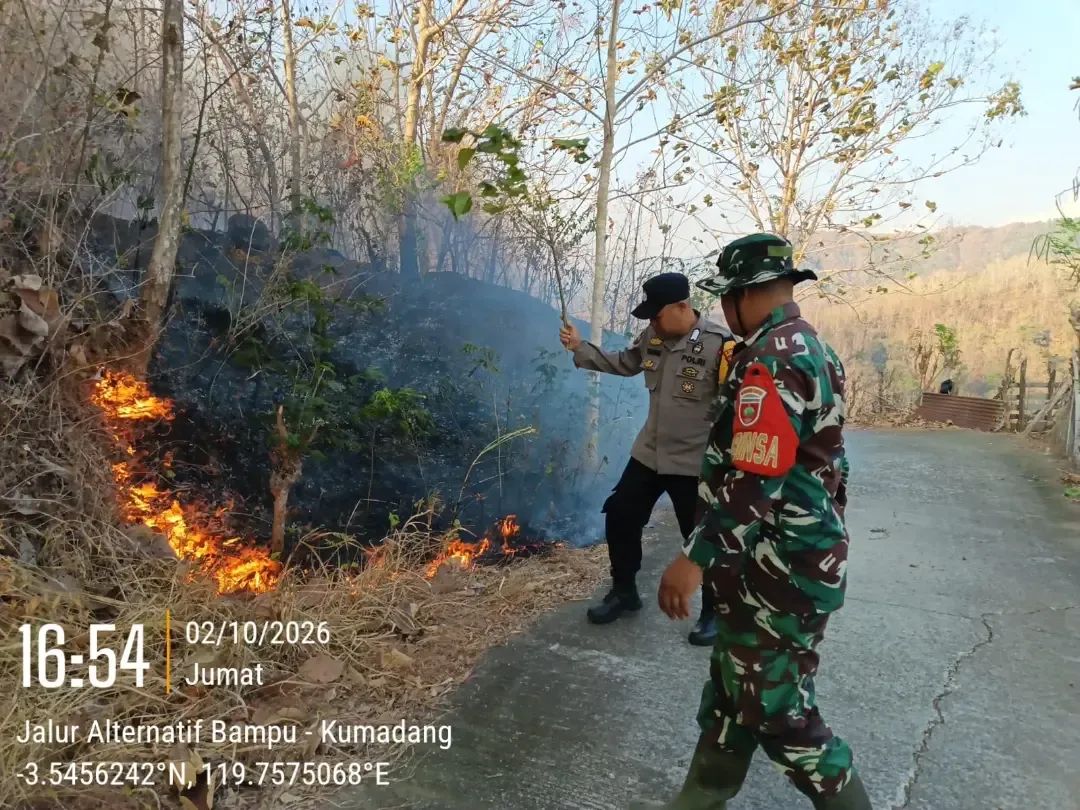 Babinsa Bersama Warga Berjibaku Padamkan Karhutla Di Gunung Buntu Lanjanan