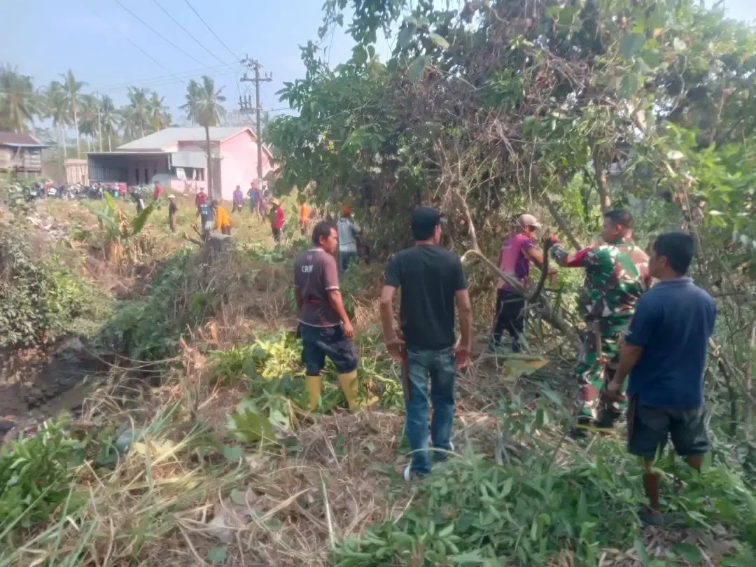 Forkopimca Maiwa Gelar Karya Bakti Bersihkan Tumpukan Sampah di Bangkala