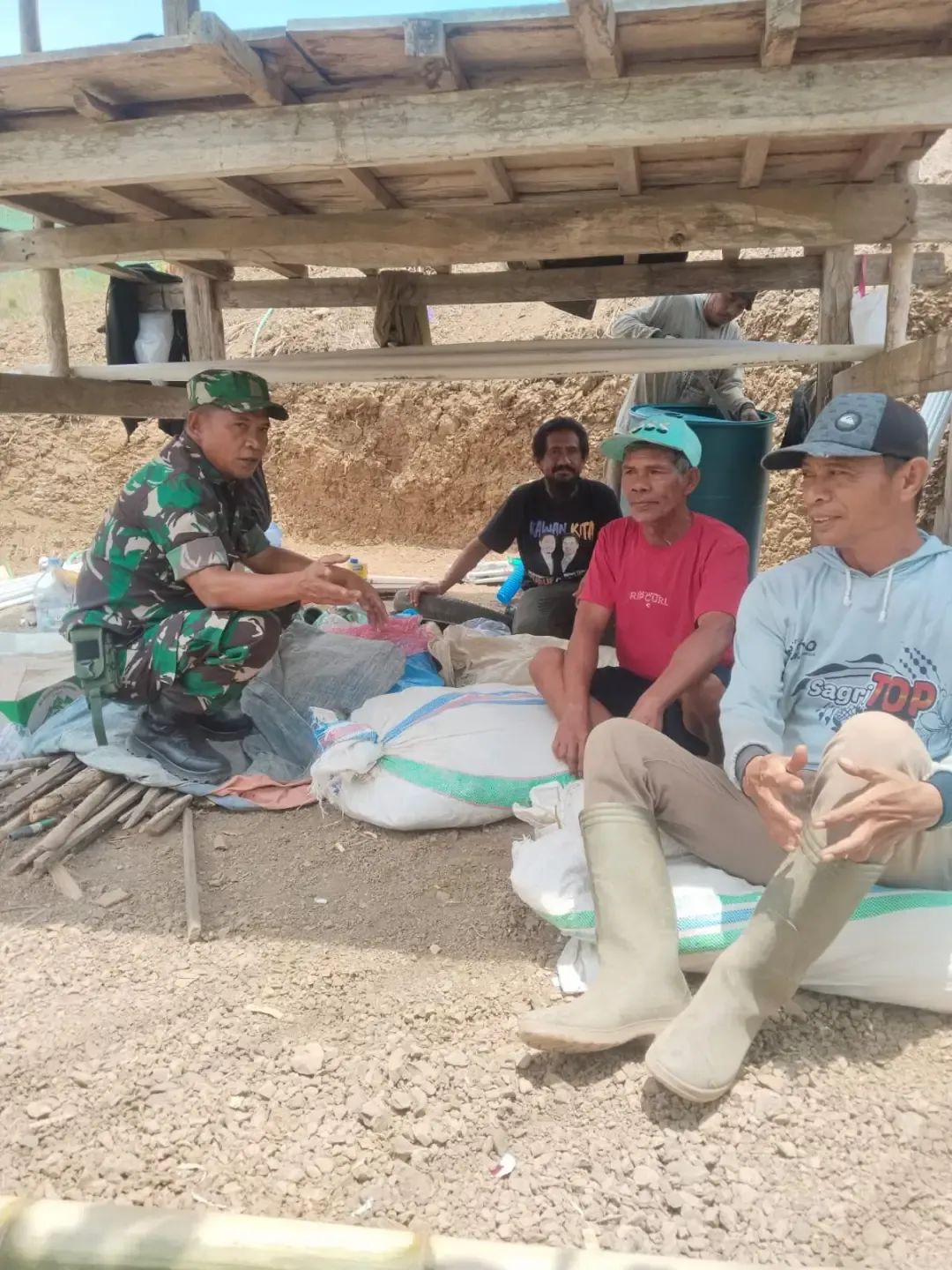 Babinsa Desa Kadinge Imbau Warga Waspada Bahaya Kebakaran Hutan