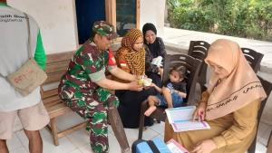 Babinsa Koramil 1419-02/Enrekang Dampingi Pelayanan Posyandu Harapan Indah II di Desa Malalin
