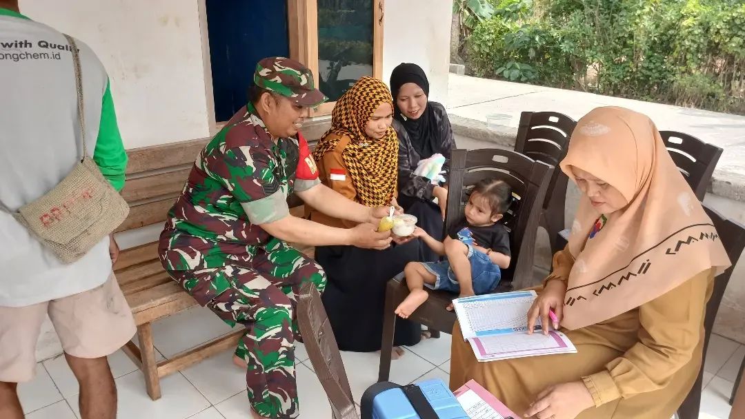 Babinsa Koramil 1419-02/Enrekang Dampingi Pelayanan Posyandu Harapan Indah II di Desa Malalin