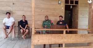 Babinsa Koramil Maiwa Pantau Wilayah dan Sosialisasikan Pendaftaran TNI di Desa Sawitto