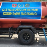 Bhakti TNI-AD, Kodim 1419/Enrekang Bersama BPBD Distribusikan Air Bersih untuk Warga Talaga Residence