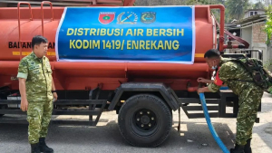 Bhakti TNI-AD, Kodim 1419/Enrekang Bersama BPBD Distribusikan Air Bersih untuk Warga Talaga Residence