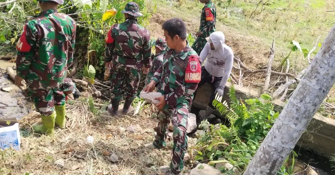 Koramil 1419-02/Enrekang Bersama Warga Gotong Royong Bangun Bronjong di Bendungan Kenari