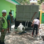 Babinsa Koramil 1419-02/Enrekang Dampingi Revitalisasi SMK Latanro, Pastikan Pekerjaan Berjalan Sesuai Rencana