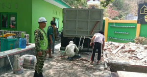 Babinsa Koramil 1419-02/Enrekang Dampingi Revitalisasi SMK Latanro, Pastikan Pekerjaan Berjalan Sesuai Rencana
