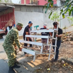 Jumat Bersih, Babinsa Koramil 1419-02/Enrekang Bersama Warga Gotong Royong Bersihkan Lingkungan
