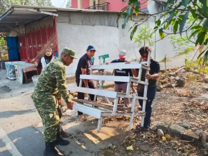 Jumat Bersih, Babinsa Koramil 1419-02/Enrekang Bersama Warga Gotong Royong Bersihkan Lingkungan