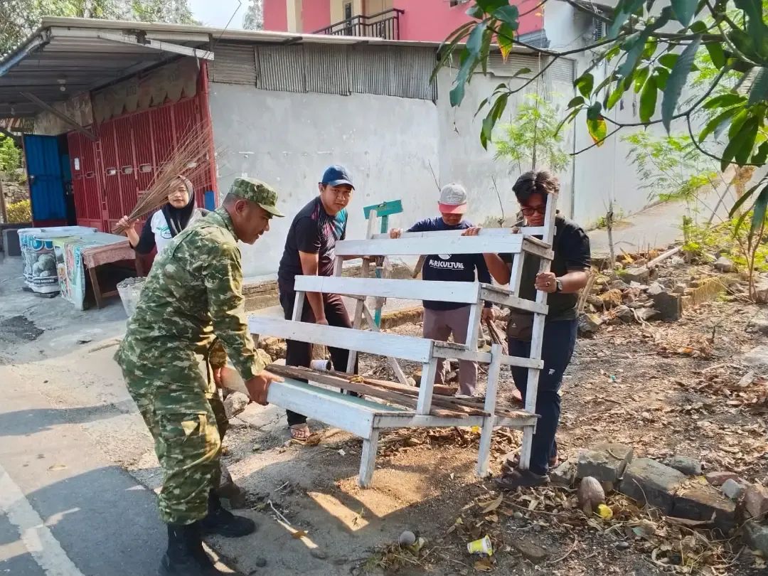Jumat Bersih, Babinsa Koramil 1419-02/Enrekang Bersama Warga Gotong Royong Bersihkan Lingkungan
