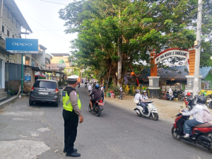 Satlantas Polres Enrekang Laksanakan Gatur Siang di Kawadan Sekolah.