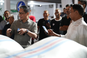 Berhasil Panen di Tengah Kemarau, Petani Hadiahkan Dua Karung Gabah untuk Bupati