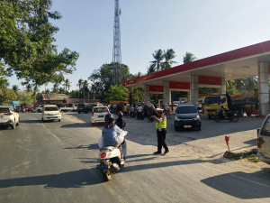 Polantas Enrekang  Sigap Atur Lalu Lintas di Depan SPBU Massemba Wujudkan Arus Lancar dan Aman