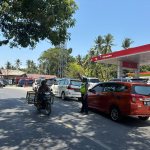 Hindari Kemacetan Antrean BBM, Sat Lantas Polres Enrekang Lakukan Pengaturan Arus Lalu Lintas Sore Hari  di Depan SPBU Massemba.