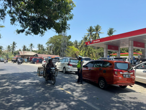 Hindari Kemacetan Antrean BBM, Sat Lantas Polres Enrekang Lakukan Pengaturan Arus Lalu Lintas Sore Hari  di Depan SPBU Massemba.