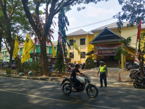 Demi Lancarnya Kegiatan Turnamen Domino  Satlantas Polres Enrekang Hadir Bersama Anggota Laksanakan Pengamanan Lalin.