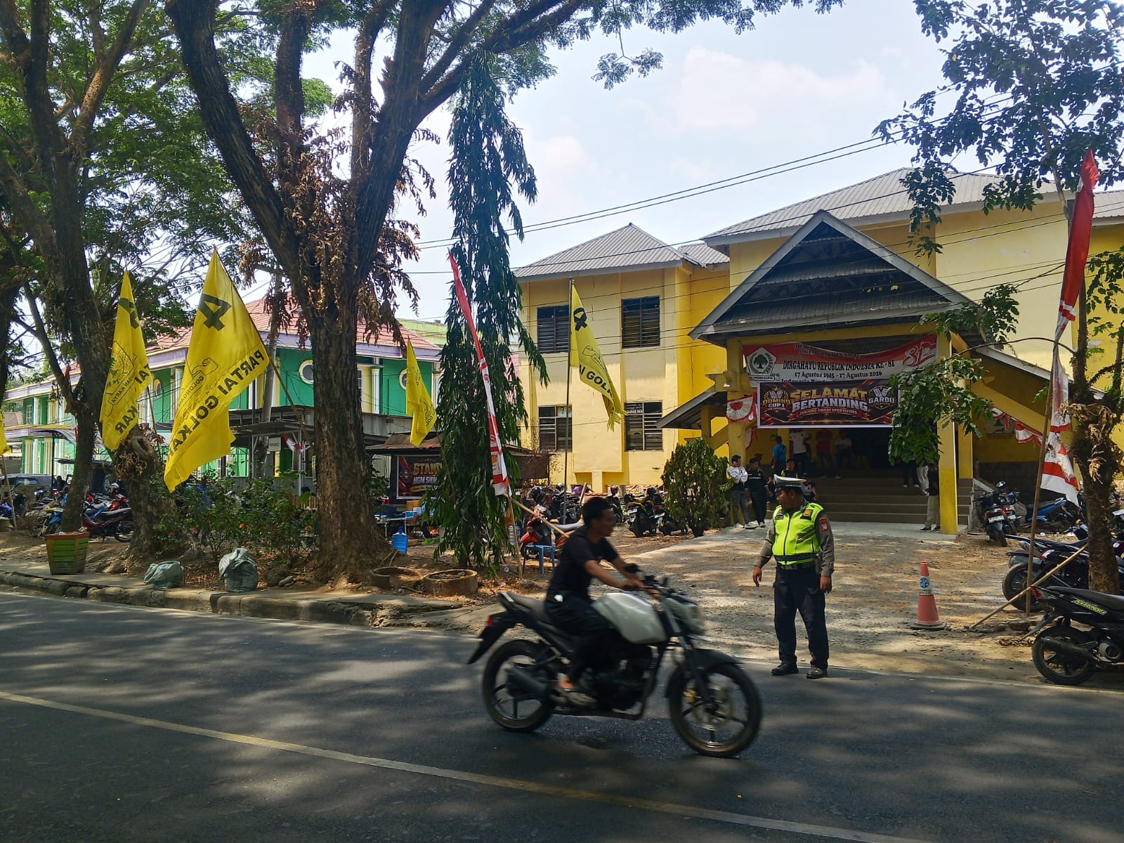 Demi Lancarnya Kegiatan Turnamen Domino  Satlantas Polres Enrekang Hadir Bersama Anggota Laksanakan Pengamanan Lalin.