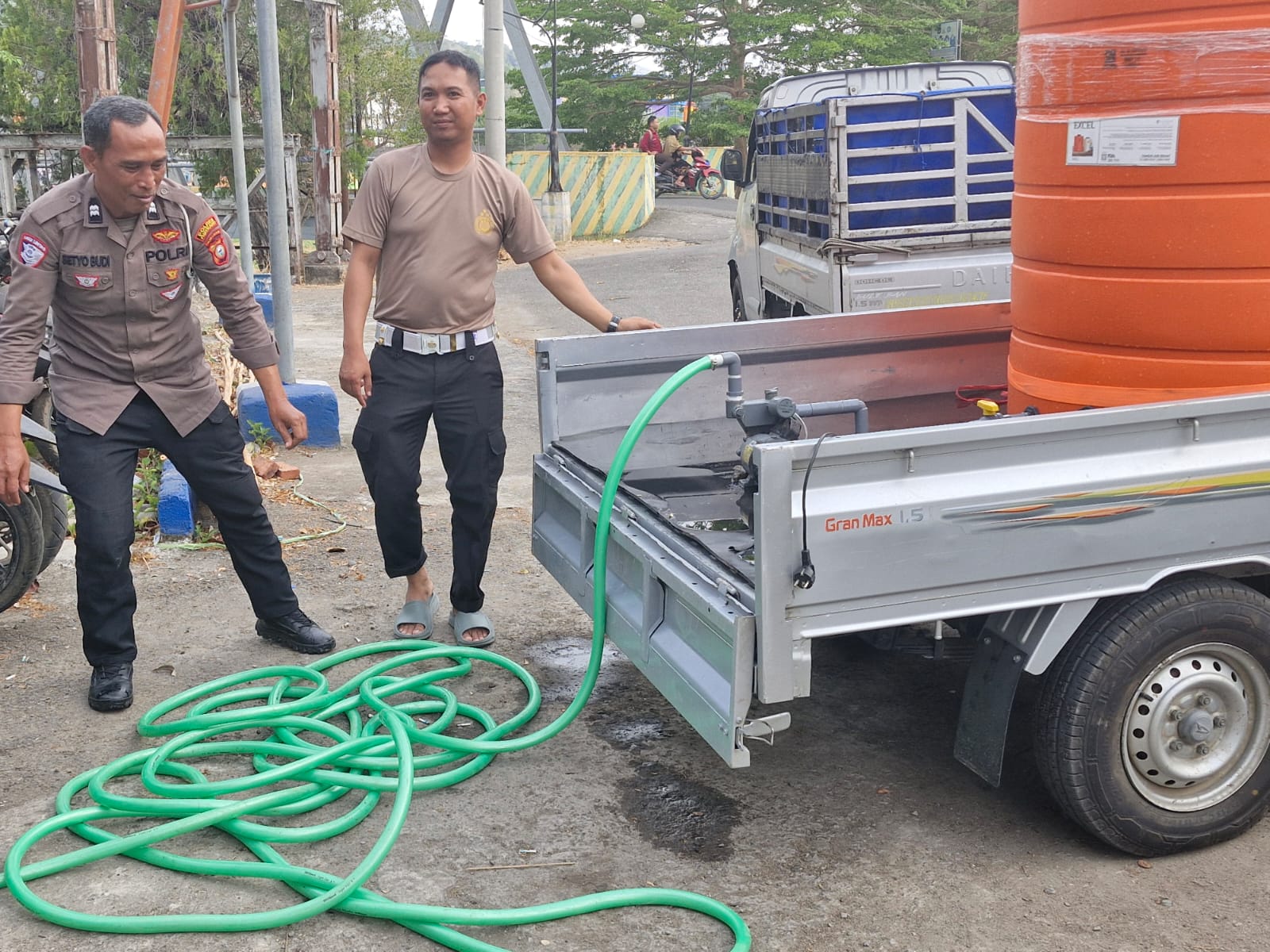 Kemarau Panjang Melanda, Satlantas Polres Enrekang Peduli : Distribusi Air Bersih gratis Untuk Warga