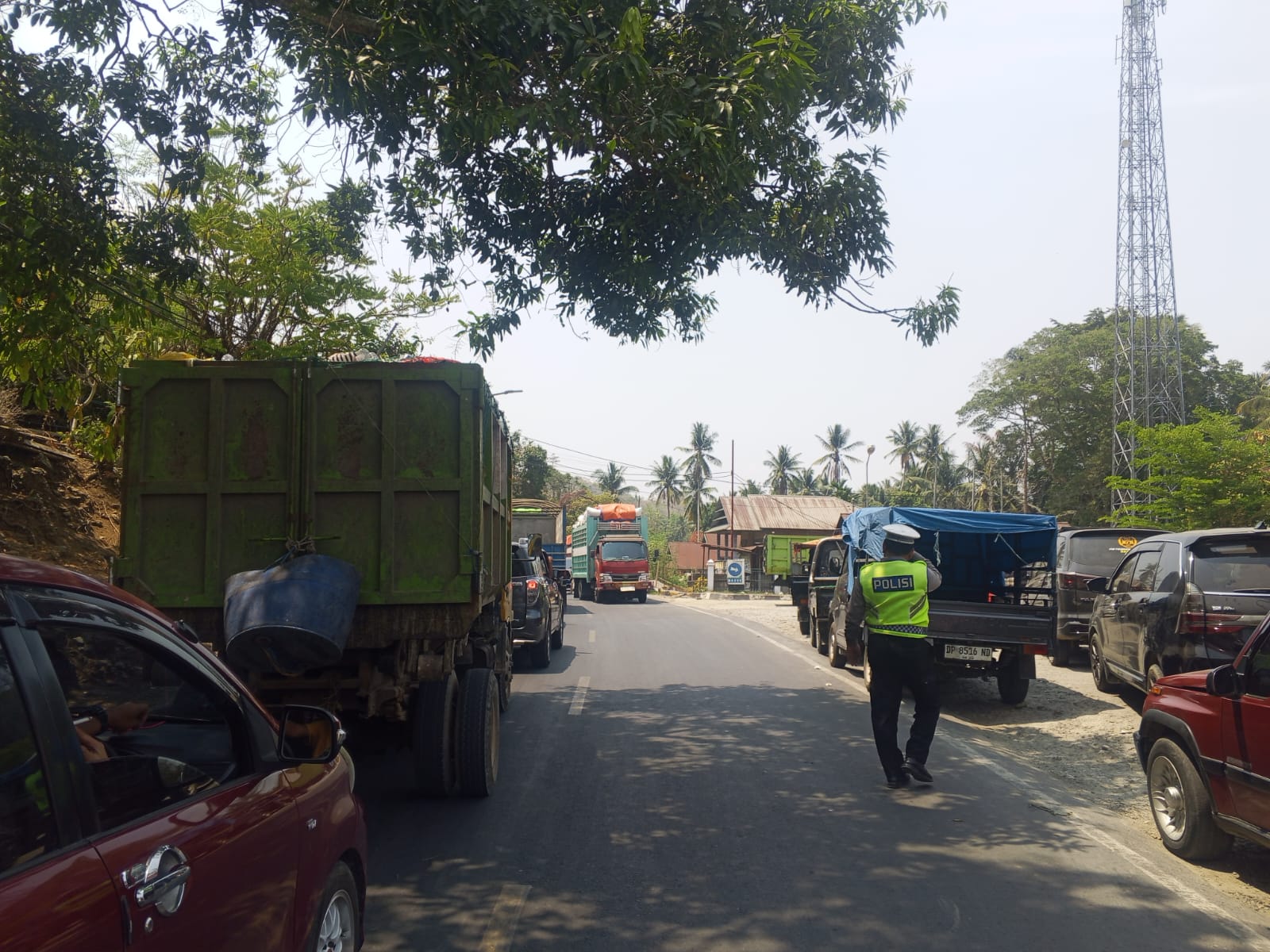 Pastikan Kamseltibcarlantas Kondusif, Satlantas Polres Enrekang  Pantau Antrian SPBU Massemba.