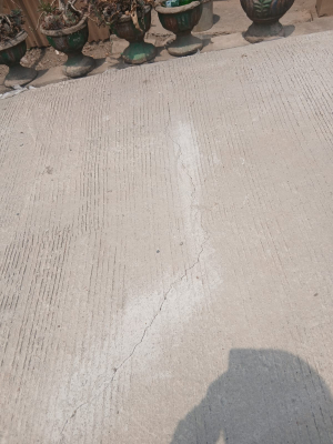 Retakan Muncul pada Rabat Beton Padangloang Sidrap, Pelaksanaan Proyek Dipertanyakan