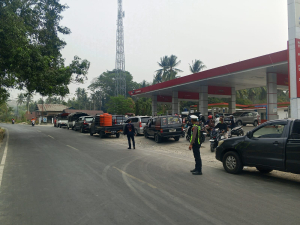 Laksanakan Pos Sore, Satlantas Polres Enrekang Atur Arus Lalin Di SPBU Massemba.