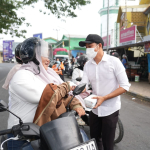 Bupati Enrekang Bagikan Masker kepada Warga, Imbau Masyarakat Waspadai Kabut Asap Karhutla