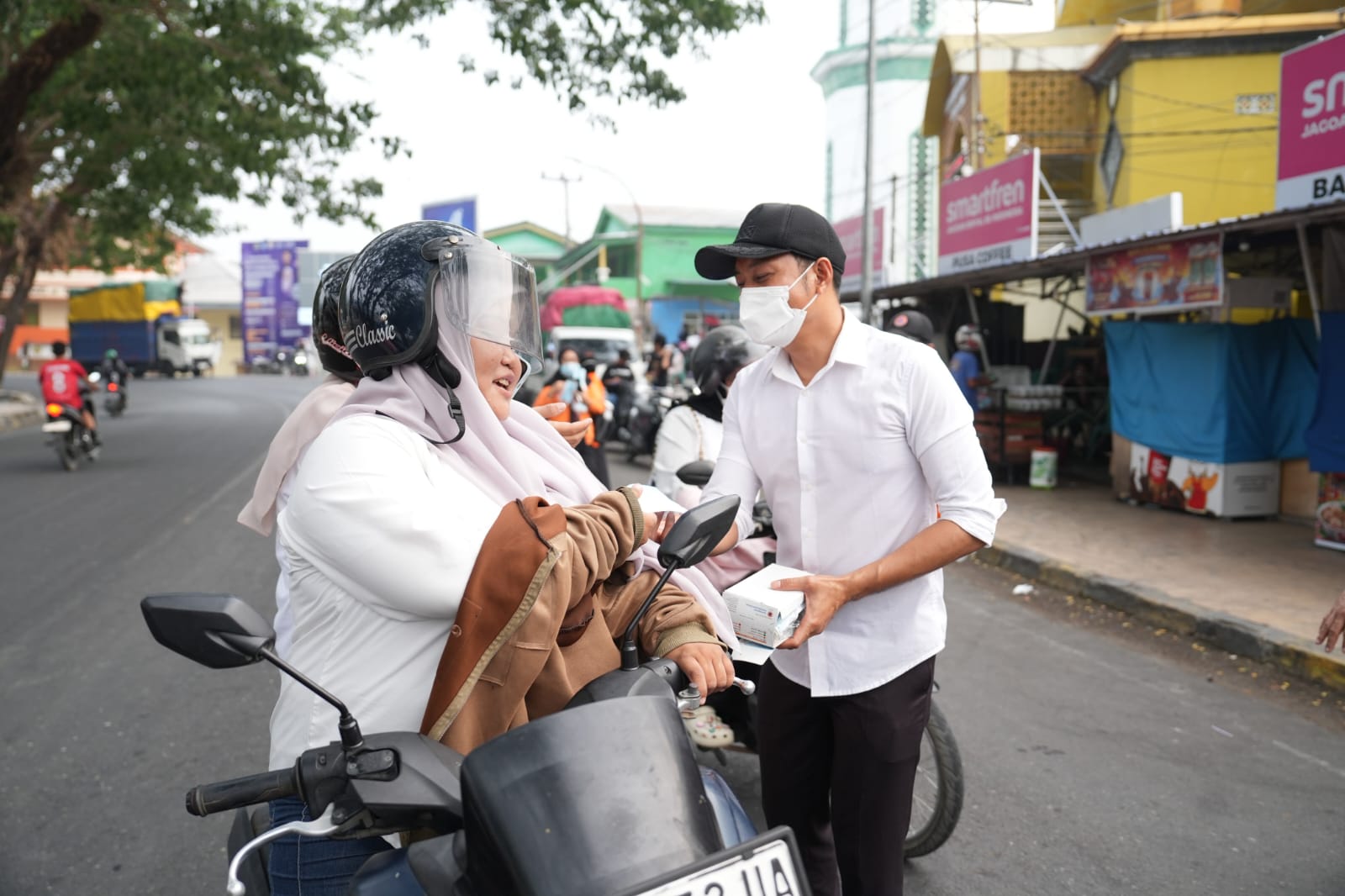 Bupati Enrekang Bagikan Masker kepada Warga, Imbau Masyarakat Waspadai Kabut Asap Karhutla