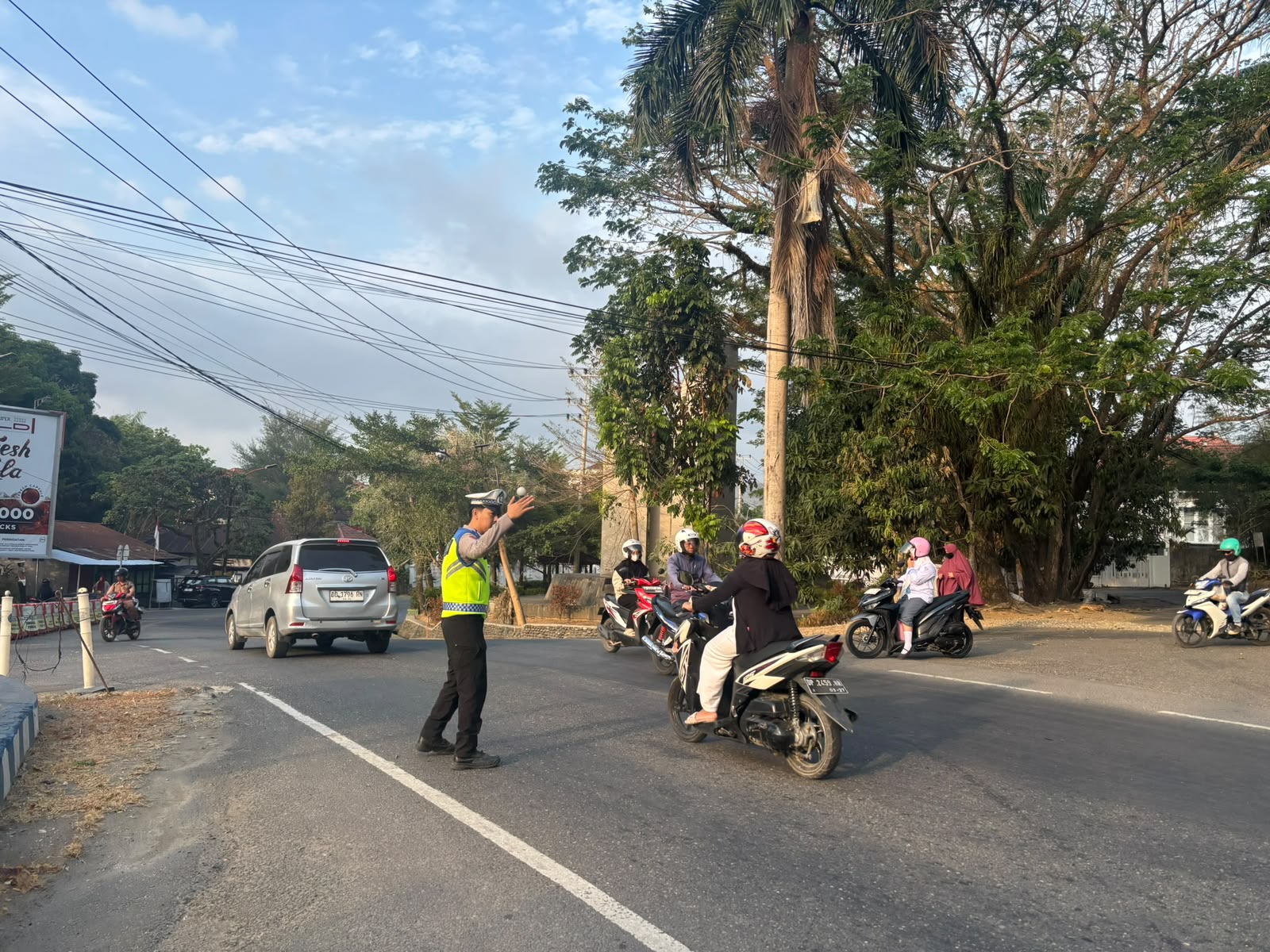Menyambut Mentari Pagi Satlantas Polres Enrekang Hadir Mengurai Kepadatan Lalu Lintas