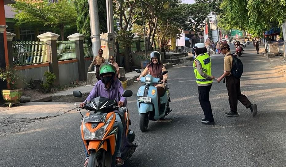 Polwan Satlantas Polres Enrekang Hadir DI Depan Sekolah Untuk Melakukan Gatur Pagi Demi Kenyamanan Siswa