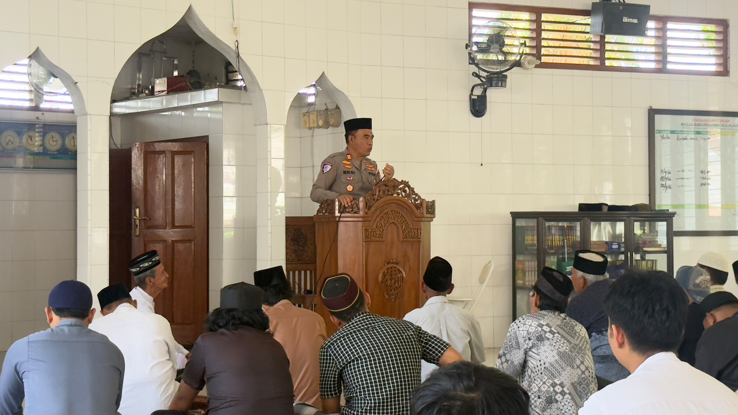 Safari Jumat di Masjid Baburrahma Kulinjang Satlantas Polres Enrekang  Imbau Tertib Berlalu Lintas kepada Jemaah