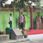 Kapolres Enrekang Jadi Pembina Upacara  Di SMA Negeri 2 Enrekang, Sekaligus Bagikan Helm Ke Pelajar.