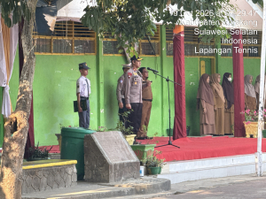 Kapolres Enrekang Jadi Pembina Upacara  Di SMA Negeri 2 Enrekang, Sekaligus Bagikan Helm Ke Pelajar.