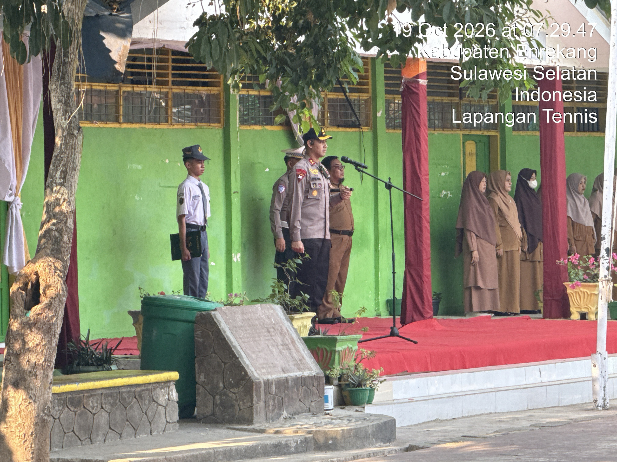 Kapolres Enrekang Jadi Pembina Upacara Di SMA Negeri 2 Enrekang, Sekaligus Bagikan Helm Ke Pelajar.