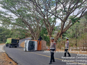 Kasat lantas Mendatangi TKP  Laka lantas Tunggal di Langga Tallu Cendana
