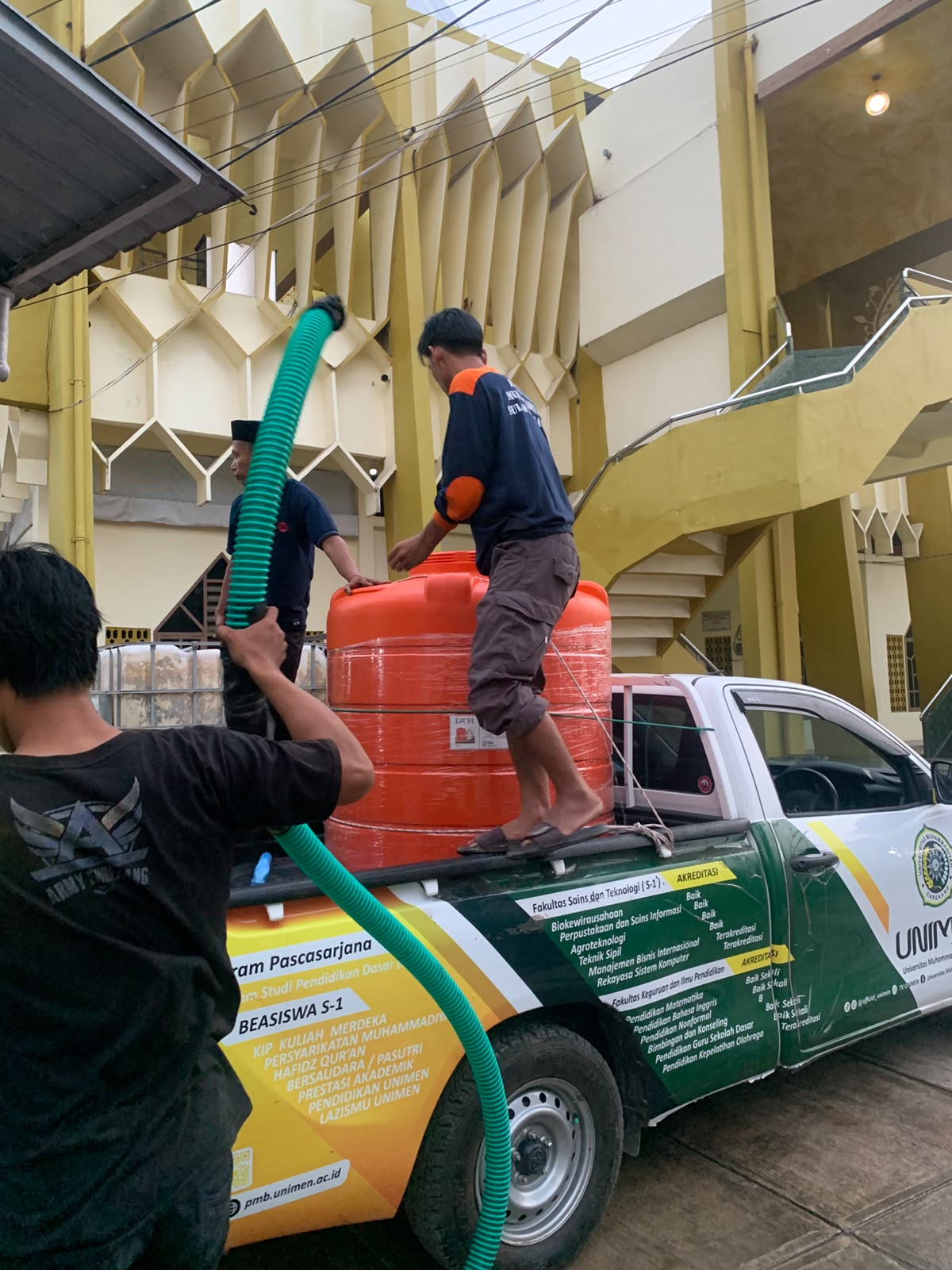 Debit Air Terus Menyusut, LAZISMU dan UNIMEN Turun Tangan Menghadapi Kekeringan di Enrekang.