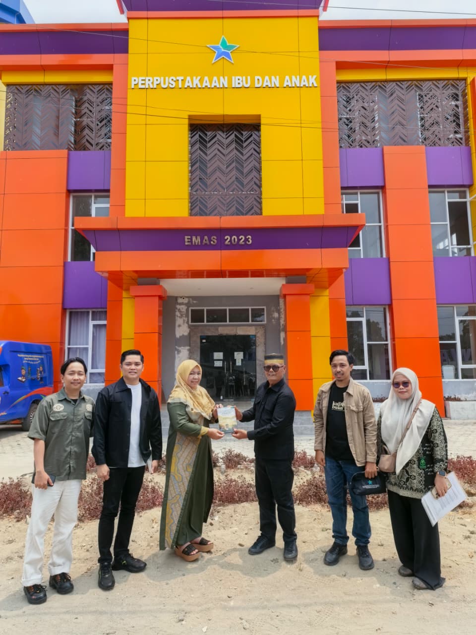 LP2M UIN Alauddin Makassar Monitoring Riset MoRA The Air Funds 2025 di Kawasan Adat Kaluppini, Tim Serahkan Buku Hasil Riset kepada Pemangku Kepentingan