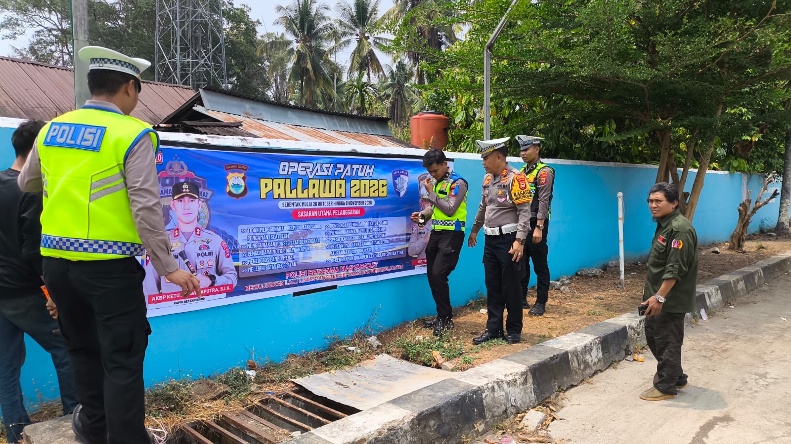 PERSONEL SAT LANTAS POLRES ENREKANG GELAR PEMASANGAN SPANDUK IMBAUAN OPS KESELAMATAN PALLAWA 2026