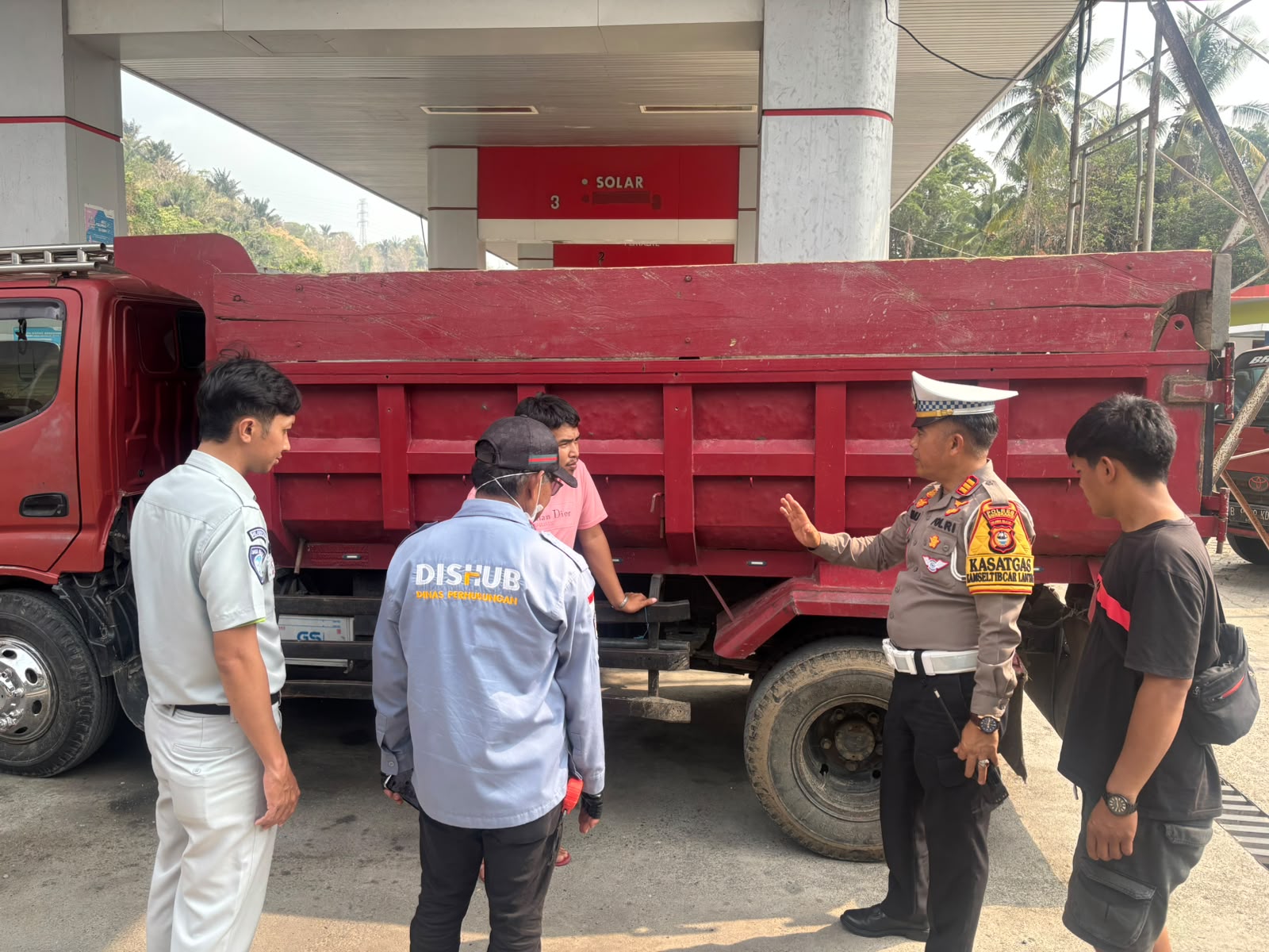 Satlantas Polres Enrekang dan Dishub serta PT.Jasa Raharja Gelar Ramp check angkutan umum Rangkaian Operasi Patuh Pallawa 2026.