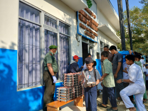 Babinsa Koramil 1419-03/Baraka Dampingi Pemberian Makan Bergizi Gratis bagi 2.952 Anak Sekolah