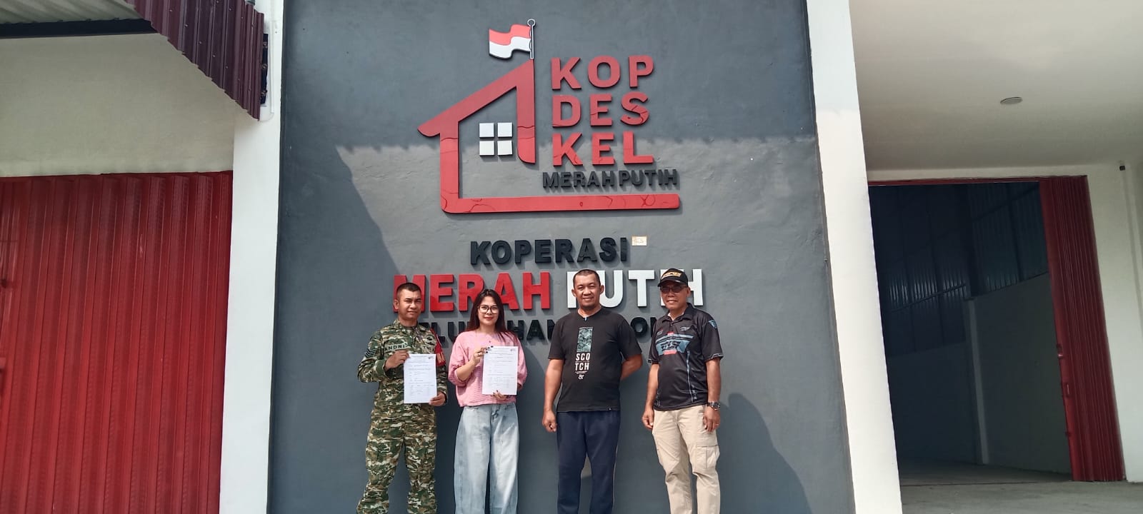 Tingkatkan Keamanan Koperasi, Babinsa Galonta Dampingi Pemasangan 8 Unit CCTV
