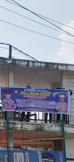 PERSONEL SAT LANTAS POLRES ENREKANG GELAR KEGIATAN PEMASANGAN SPANDUK HIMBAUAN OPS KESELAMATAN PALLAWA 2026