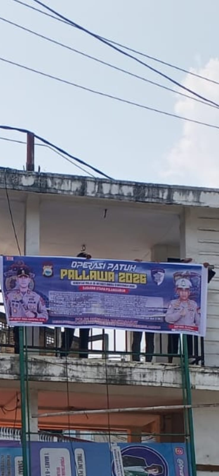 PERSONEL SAT LANTAS POLRES ENREKANG GELAR KEGIATAN PEMASANGAN SPANDUK HIMBAUAN OPS KESELAMATAN PALLAWA 2026