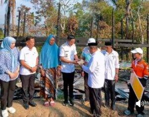 Bupati Enrekang Bersama BAZNAS Salurkan Bantuan untuk Nene Kiki Korban Kebakaran di Desa Mata Allo