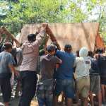 Polisi Bersama Masyarakat, Kapolres Enrekang Bersama Masyarakat  Evakuasi Mobil Box Mengalami Kecelakaan