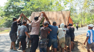 Polisi Bersama Masyarakat, Kapolres Enrekang Bersama Masyarakat  Evakuasi Mobil Box Mengalami Kecelakaan